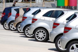 Sommige rijscholen willen zich onderscheiden met hun lesauto, andere rijscholen kiezen voor een degelijke en comfortabele lesauto.©