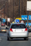 Sommige rijscholen kiezen voor een degelijke lesauto, terwijl andere rijscholen kiezen voor een lesauto die opvalt en anders is dan de 'standaard' lesauto.©Roman Milert - Fotolia