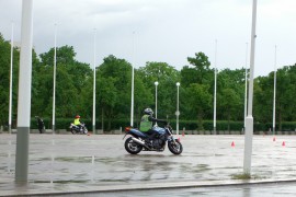 Voordat je met de motor de openbare weg op mag, dien je de motor eerst te kunnen controleren. Het praktijkgedeelte hiervoor doe je vaak op een afgesloten terrein.©fuxart - Fotolia