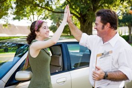 Een rij instructeur dient goed les te kunnen geven, zodat zijn leerlingen met goed gevolg hun rijbewijs kunnen halen.©Lisa F. Young - Fotolia